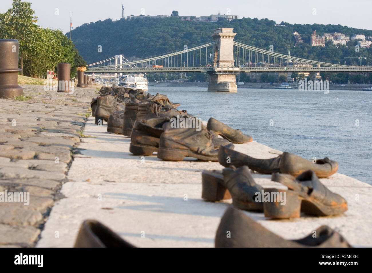 Schuhe auf dem Ufer der Donau in Budapest mit der Brücke im Hintergrund  Stockfotografie - Alamy