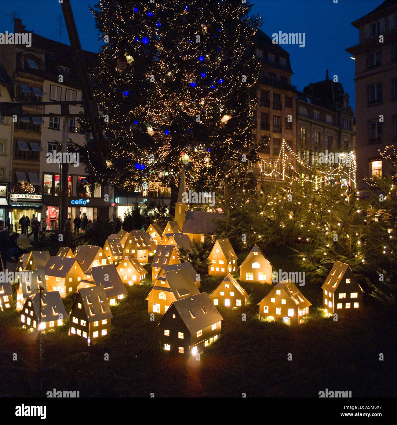 Beleuchtete Modellhäuser Dorf und Weihnachtsbaum, Straßburg, Elsass, Frankreich Europa Stockfoto
