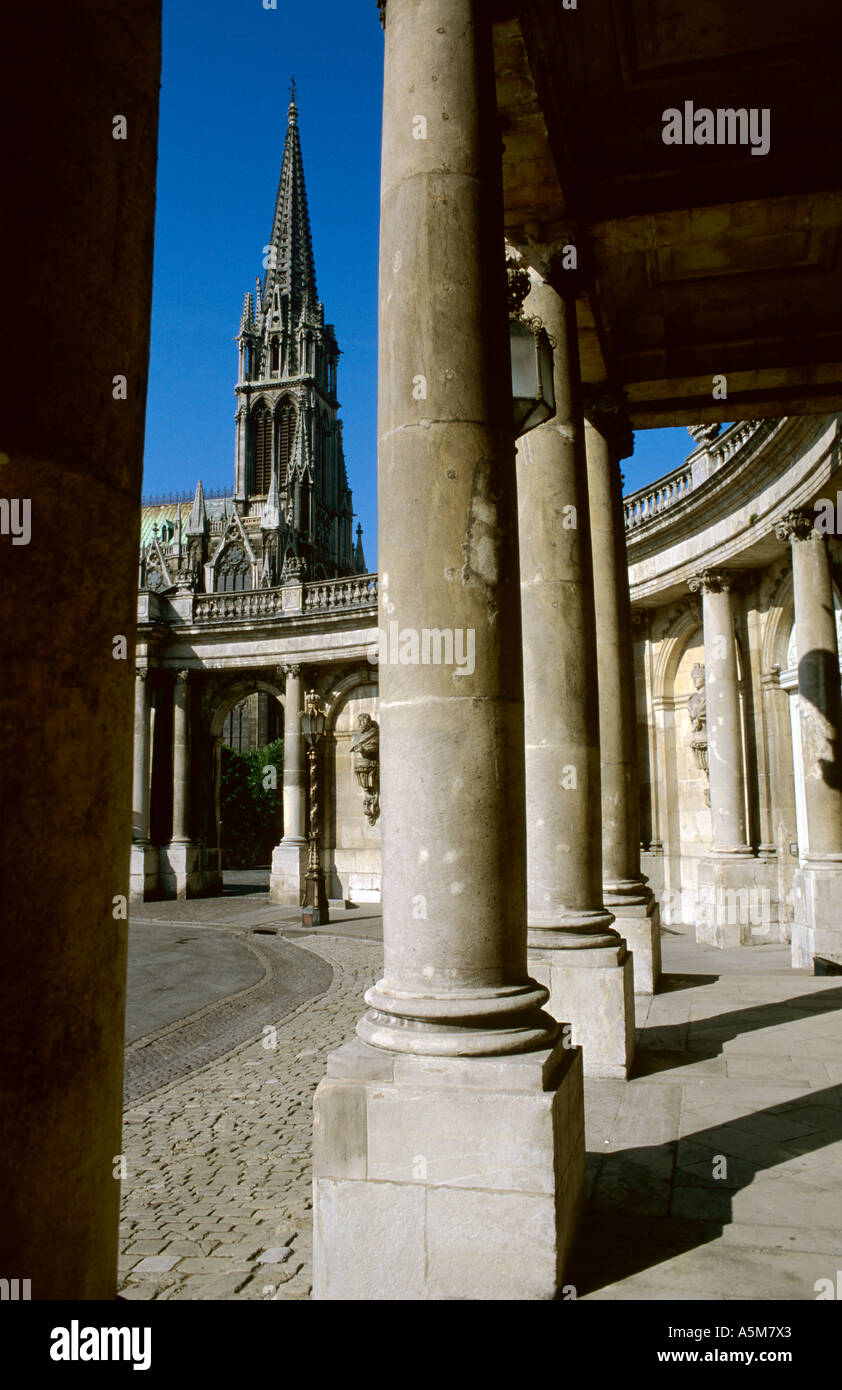 IONISCHEN KOLONNADE UND BALUSTRADE PALAIS DU GOUVERNEUR GOUVERNEURE RESIDENZ UND SAINT-EPVRE BASILIKA NANCY LORRAINE FRANKREICH Stockfoto