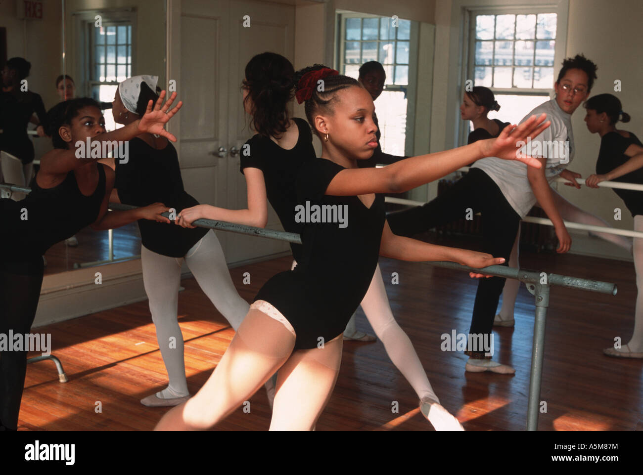 Junge weibliche Ballettschülern Tanzschule an der Musikschule in Brooklyn ein Performing Arts in Brooklyn New York Stockfoto