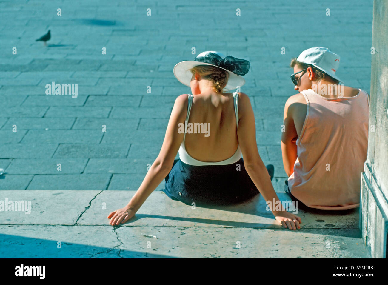 Venedig, Italien, Street Scene, touristische Paar hinten sitzen auf "San Marco" Detail schwere Paar Mann Frau außerhalb Jugend Speicher Stockfoto