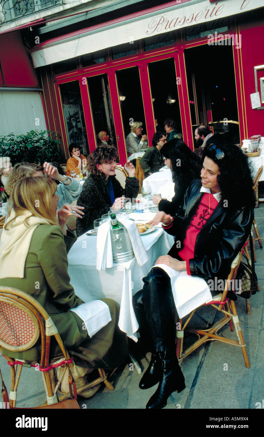 Paris, Frankreich, Frauen Getränke und Mahlzeiten im Pariser Café, französisches Restaurant Brasserie Terrace, Bastille District, pariser Café Frau außerhalb Essen Stockfoto