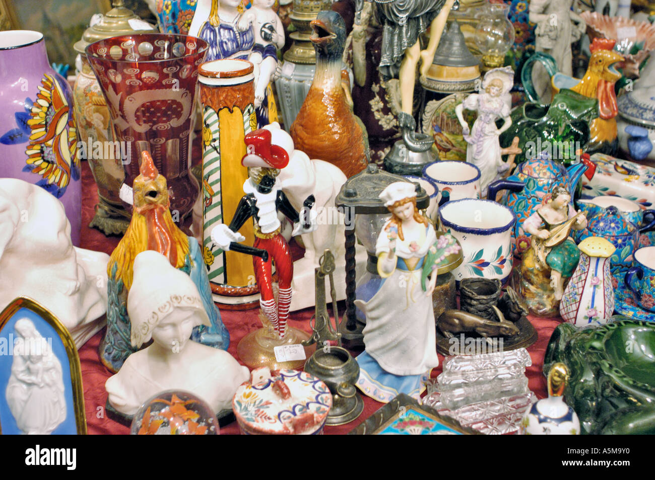 Paris Frankreich, Shopping Brocante 'Second Hand Goods' Objekte zum Verkauf Memorabilia Französische Souvenirs Antiquitäten, Vintage-Markt Stockfoto