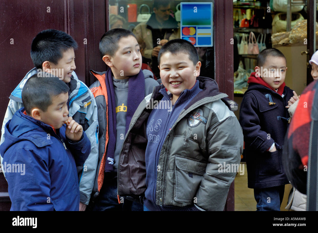 Paris, Frankreich, Gruppe französische Kinder, Jugendliche, lächelnde Jungen, wir feiern „Chinesisches Neujahr“ auf der Straße vor dem Family's Store, Asian, Jungs paris Stockfoto