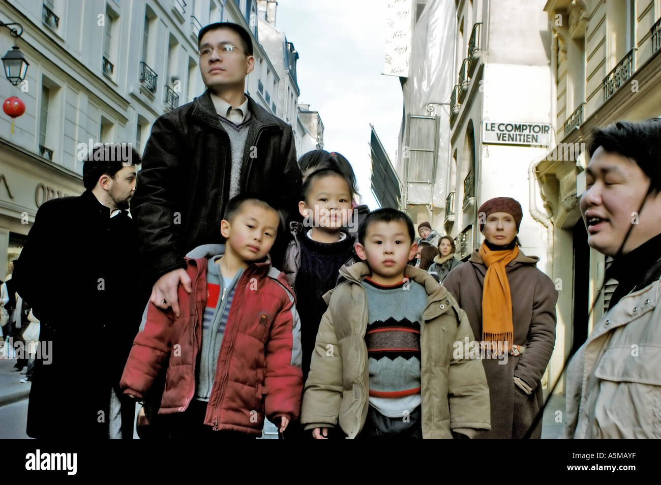 Paris Frankreich, Gruppenporträt „Chinesische französische Familie“ mit Kindern, die das chinesische Neujahr feiern, Publikum auf dem Straßenfest Stockfoto