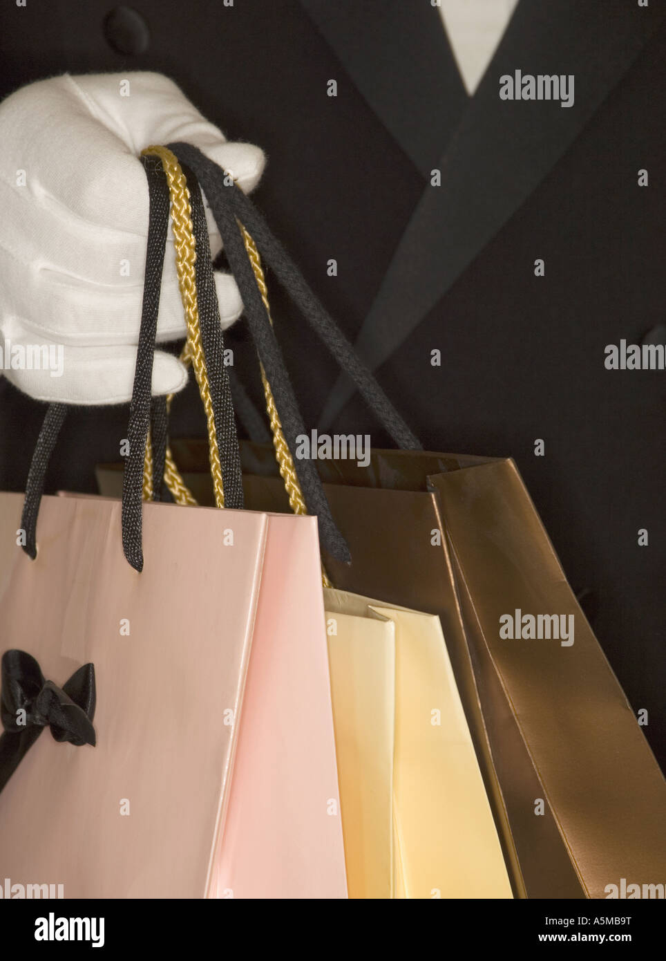 Weißen Handschuhen Türsteher - Verkaufspersonal halten teure Einkaufstaschen Stockfoto