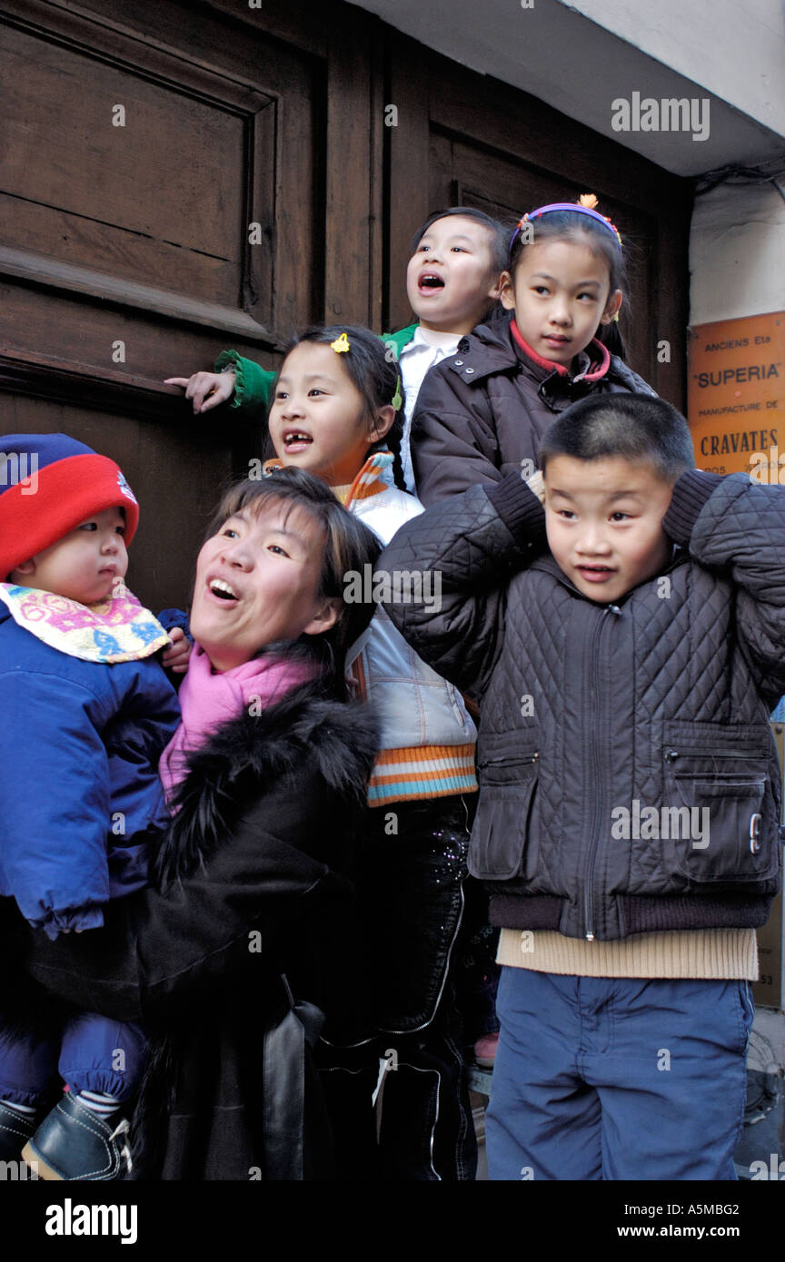 Paris Frankreich Chinesisch Französisch Familien mit Kindern feiern "Chinesische Neujahr" auf "Straßenfest" Lärm asiatischen Boys Girls Stockfoto