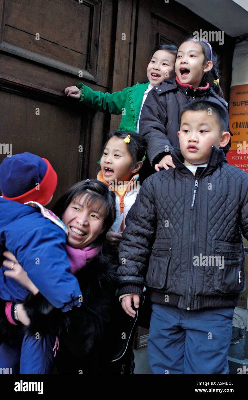 Paris Frankreich, Familien mit Kindern, draußen, chinesische Neujahrsfeier auf dem Street Festival, Happy Portrait Group Kids, Drachentanz Stockfoto