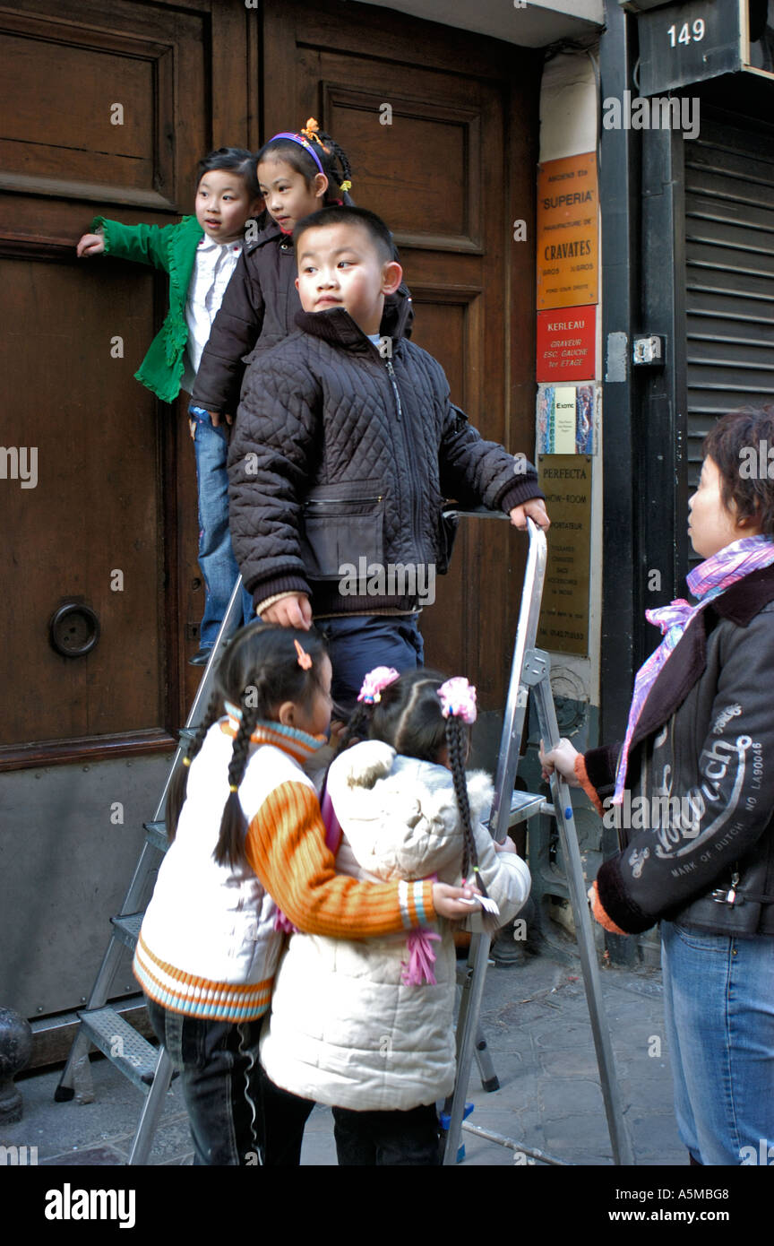 Paris Frankreich Chinesische französische Familien feiern „Chinesisches Neujahr“ auf „Street Festival“ Mutter Kinder, paris chinesische Gemeinschaft, Ferienkinder Stockfoto