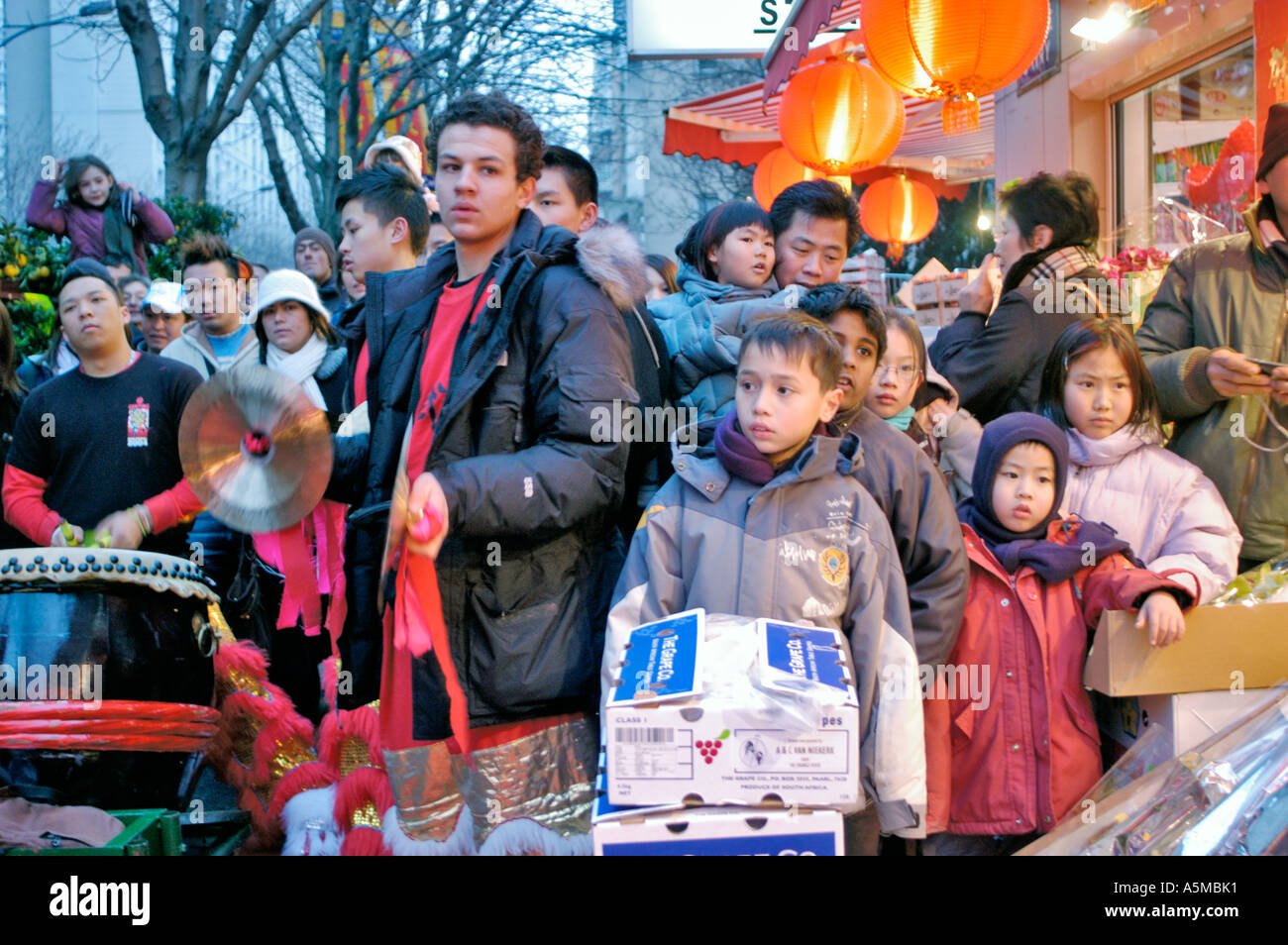 Paris Frankreich, chinesisch-französische Kinder feiern „Chinesisches Neujahr“ auf der Straße in Chinatown große Menschenmassen, Männer, Jungen Stockfoto