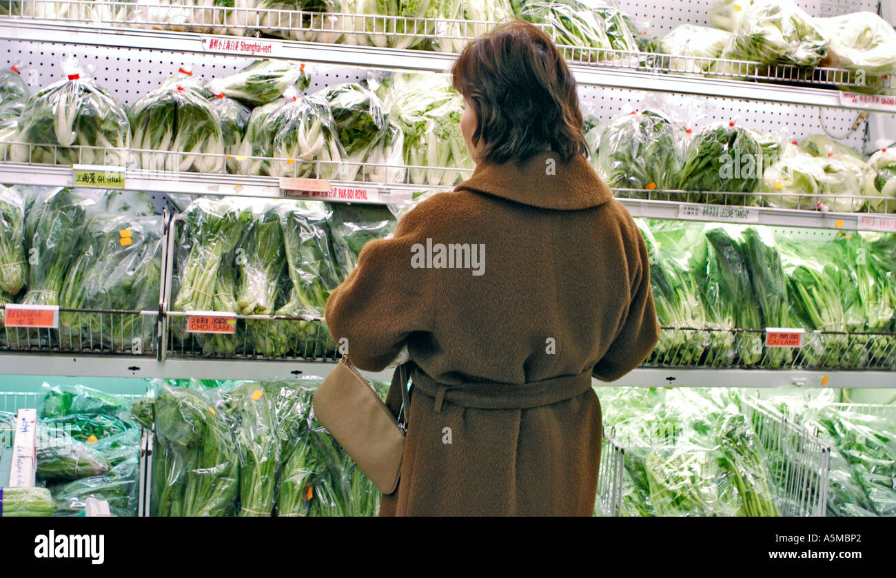 Paris Frankreich, Chinesischer Supermarkt Chinatown 'The Big Store' Frau Einkaufsviertel Lebensmittelgeschäft Gemüse, Kunststoff für Veg-Paket, Lebensmittelpreis Stockfoto