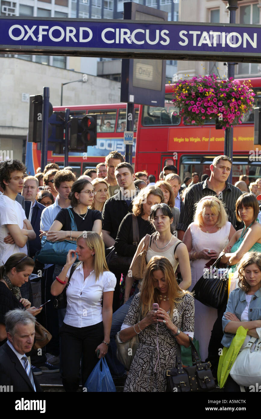 Menge warten auf die U-Bahn-Station Oxford Circus, Sommer 2006 Stockfoto