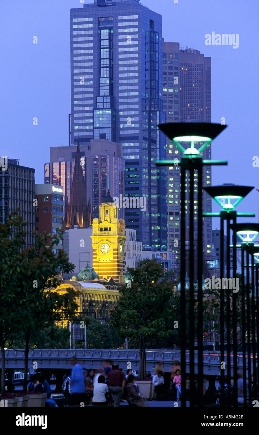 Melbourne von Southbank Promenade, Victoria, Australien, vertikal, Stockfoto