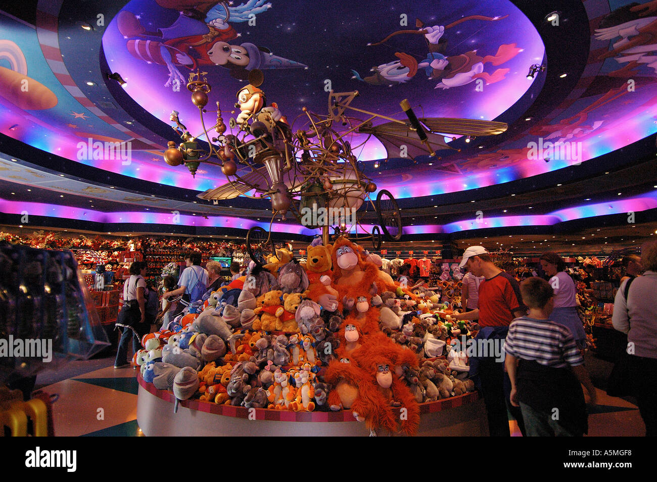 Souvenir Shop Disney Land mit bunten Decke psychedelischen Farben Wahrzeichen Touristen Menge Spielzeugkauf Paris Frankreich Europa Stockfoto