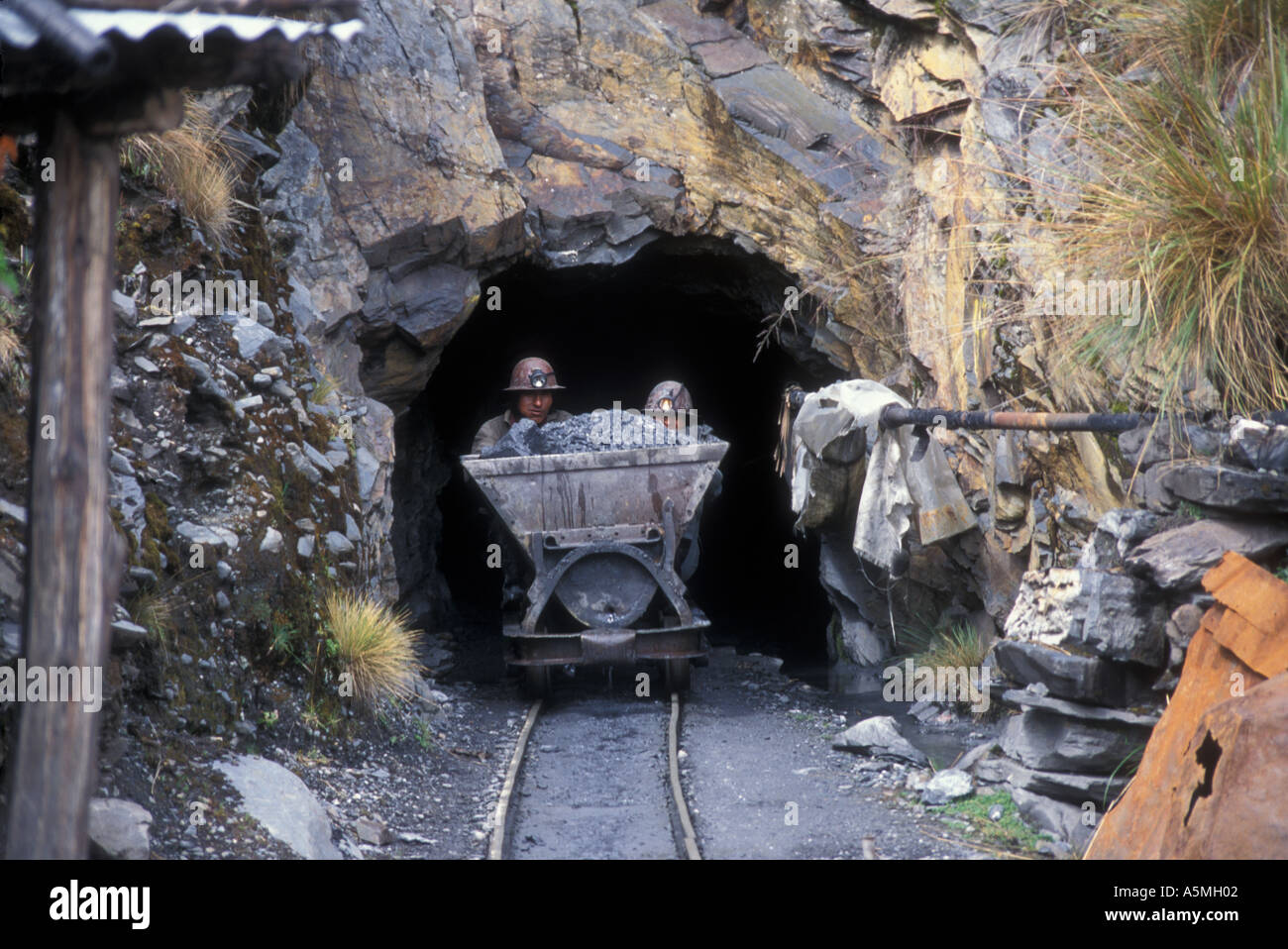 Goldgräber schiebt Kies Wagen aus Tunnel ca. 4500 Meter Höhe Sorata Coop Bergbau Cordillera Real Anden Bolivien Stockfoto