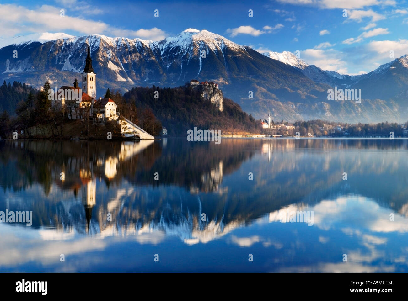 Winter-Reflexion der Kirche in Lake Bled Slowenien Stockfoto