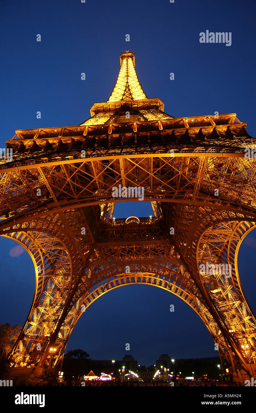 RAJ98789 Ein Abenddämmerung beleuchtet blauer Himmel Eiffelturm durch warmes Licht PARIS Frankreich Europa Stockfoto