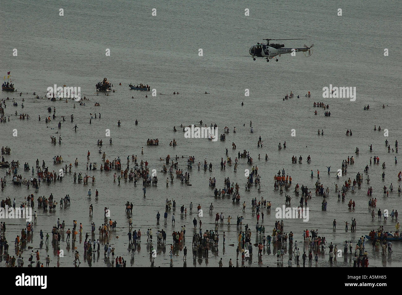 RAJ98823 Hubschrauber am Chowpatty Ganapati eintauchen Anant Chaturdashi Bombay Mumbai Indien Stockfoto