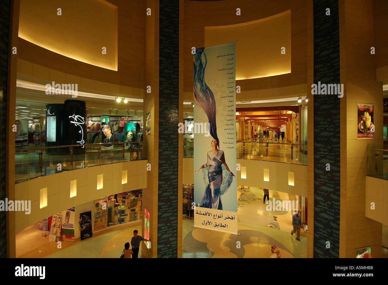 RAJ98811 moderne glitzernde goldene Farbe Geschäfte Vereinigte Arabische Emirate Middle East in Dubai Shopping Center Stockfoto