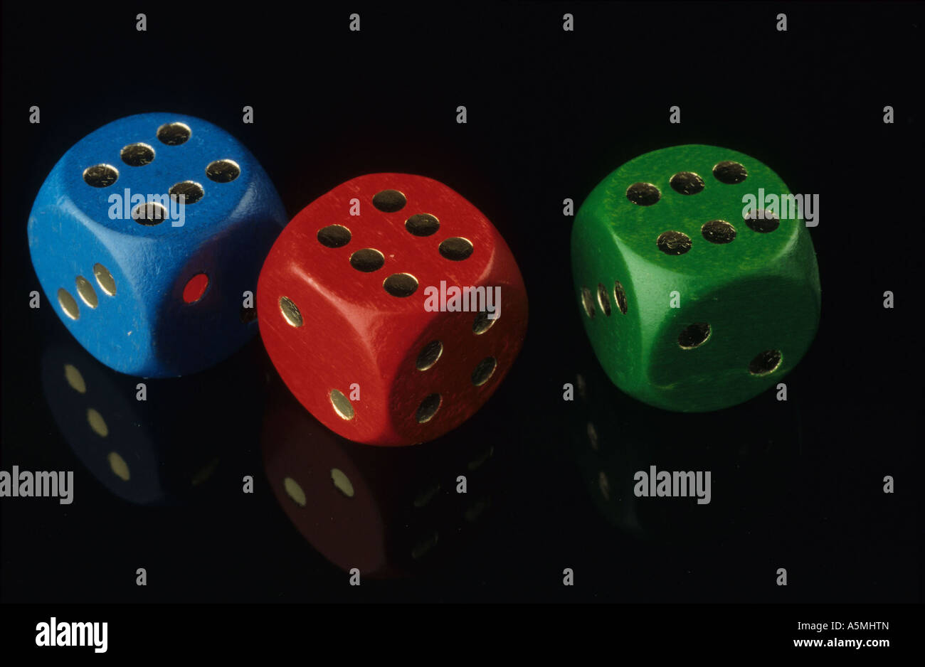 Blauer Roter Grüner Würfel Zeigen Sechs Punkte Blau rot Grün blau rot grün sechs Punkte auf dem