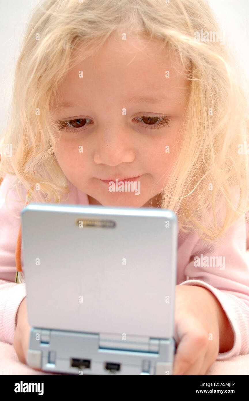 4 Jähriges Mädchen Spielt Mit Gameboy vier Jahre altes Mädchen spielen mit Gameboy Art Menschen Mensch Personen Leute Menschen Jung k Stockfoto