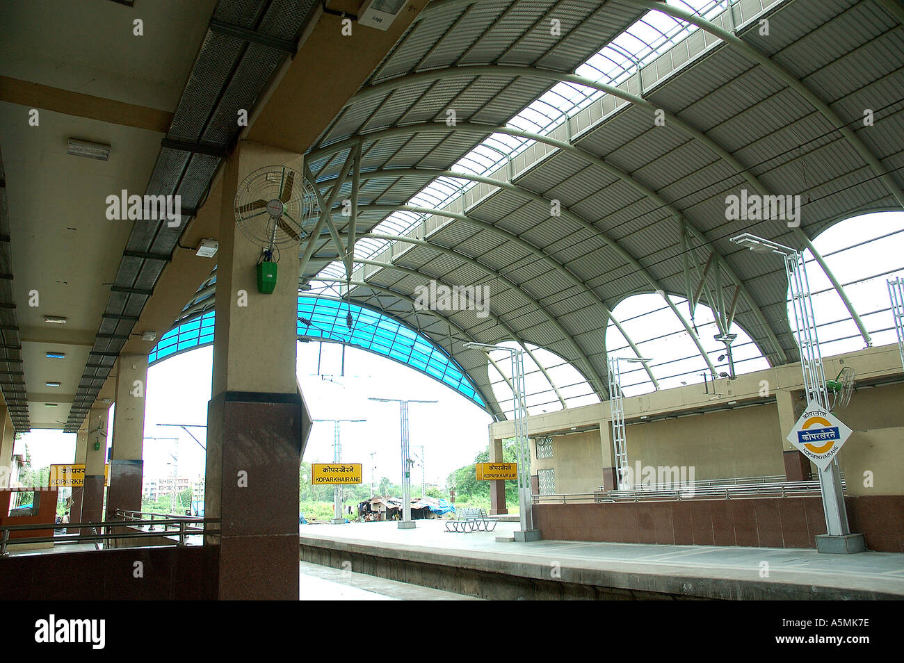 RAJ98892 moderne neue Koper Khairne Railway Station Navi Mumbai Vashi Bombay Maharashtra, Indien Stockfoto