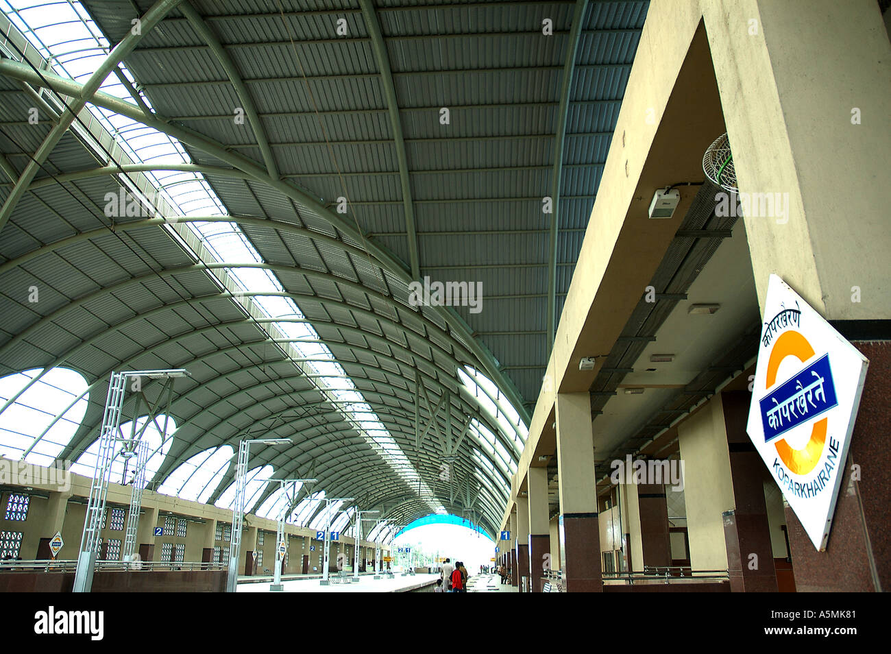 RAJ98893 moderne neue Koper Khairne Railway Station Navi Mumbai Vashi Bombay Maharashtra, Indien Stockfoto