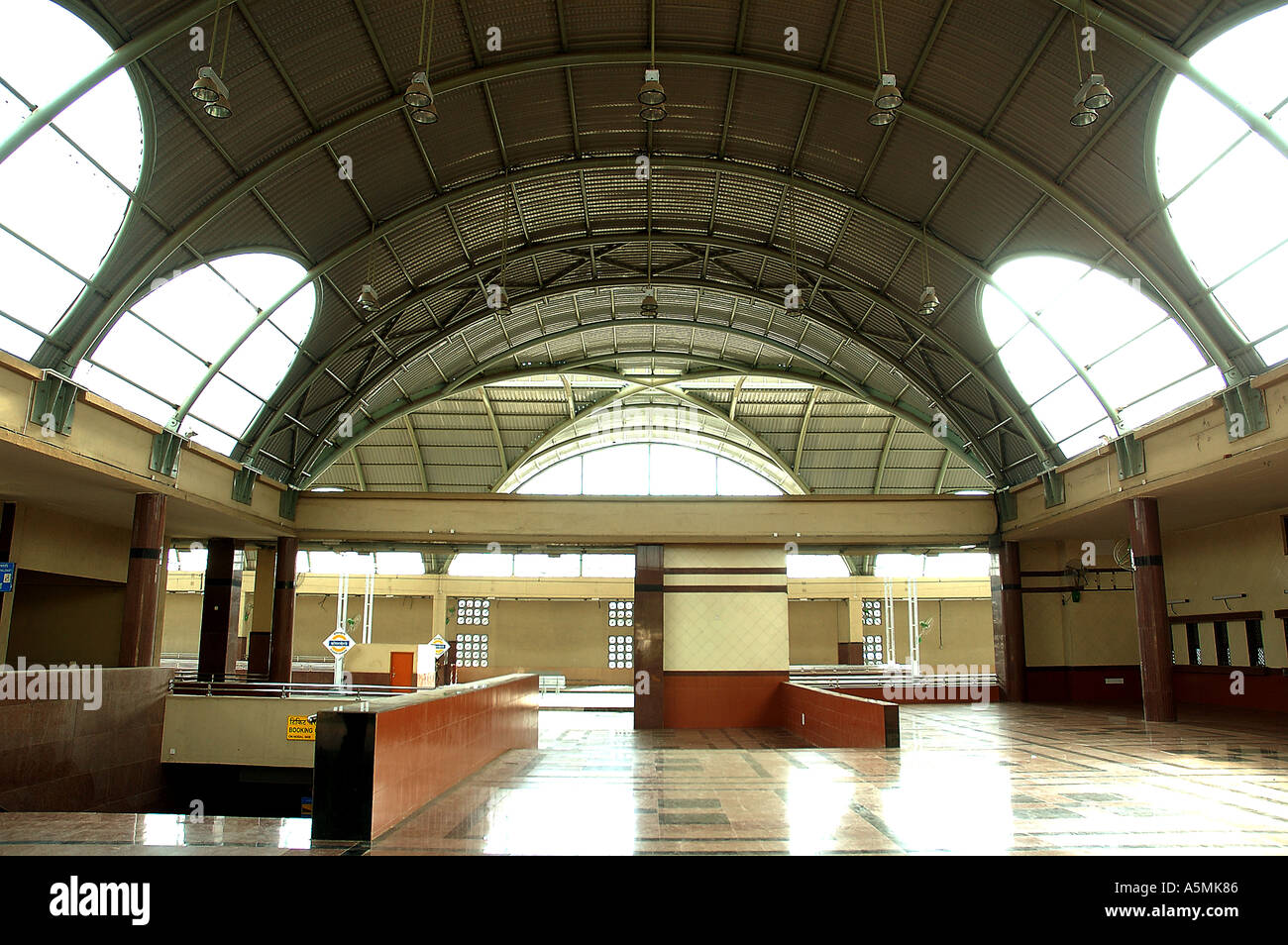 Moderne neue Kopar Khairne Railway Station Navi Mumbai Vashi Bombay Maharashtra, Indien Stockfoto
