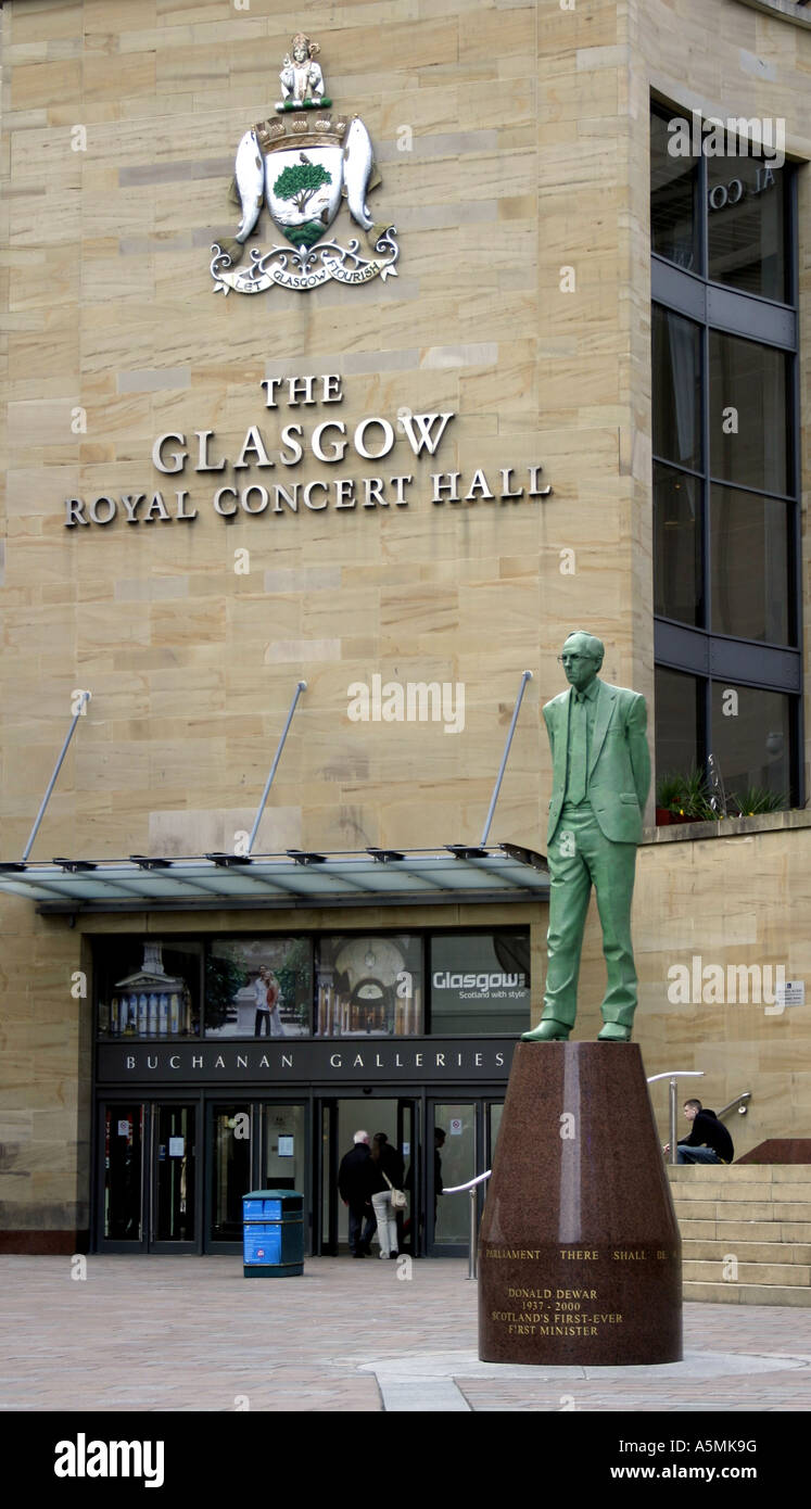 Statue von Donald Dewar MP und Schottlands erster Ministerpräsident außerhalb des Konzertsaals in Glasgow Schottland Stockfoto
