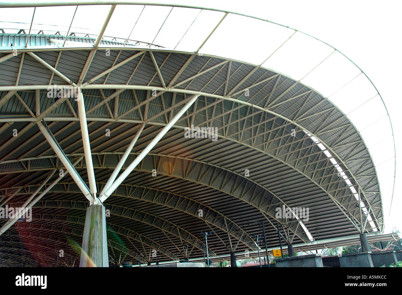 RAJ98885 Turbhe Bahnhof Dach Decke im Bau Navi Mumbai Vashi Bombay Maharashtra, Indien Stockfoto