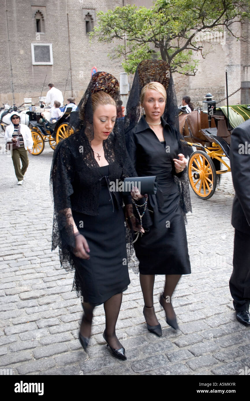 Zwei spanische Damen tragen traditionelle Ostern Kleid Stockfoto