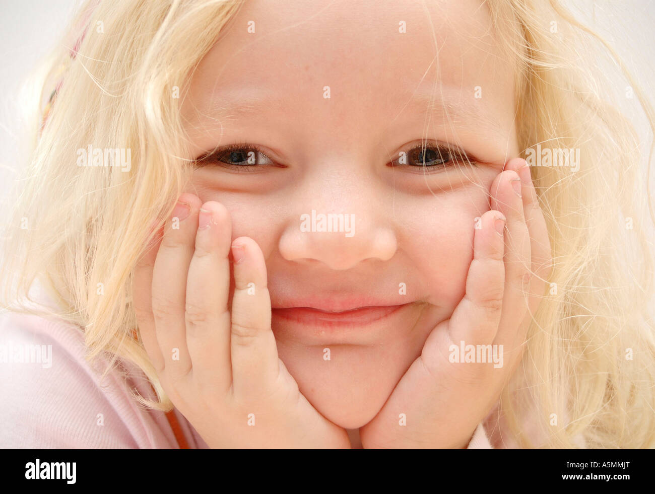 Lachendes Blondes Mädchen lächelndes blondes Mädchen Art Menschen Mensch Personen Leute Menschen Jung Kindlich Kinder Kindheit Kind Kinder Stockfoto