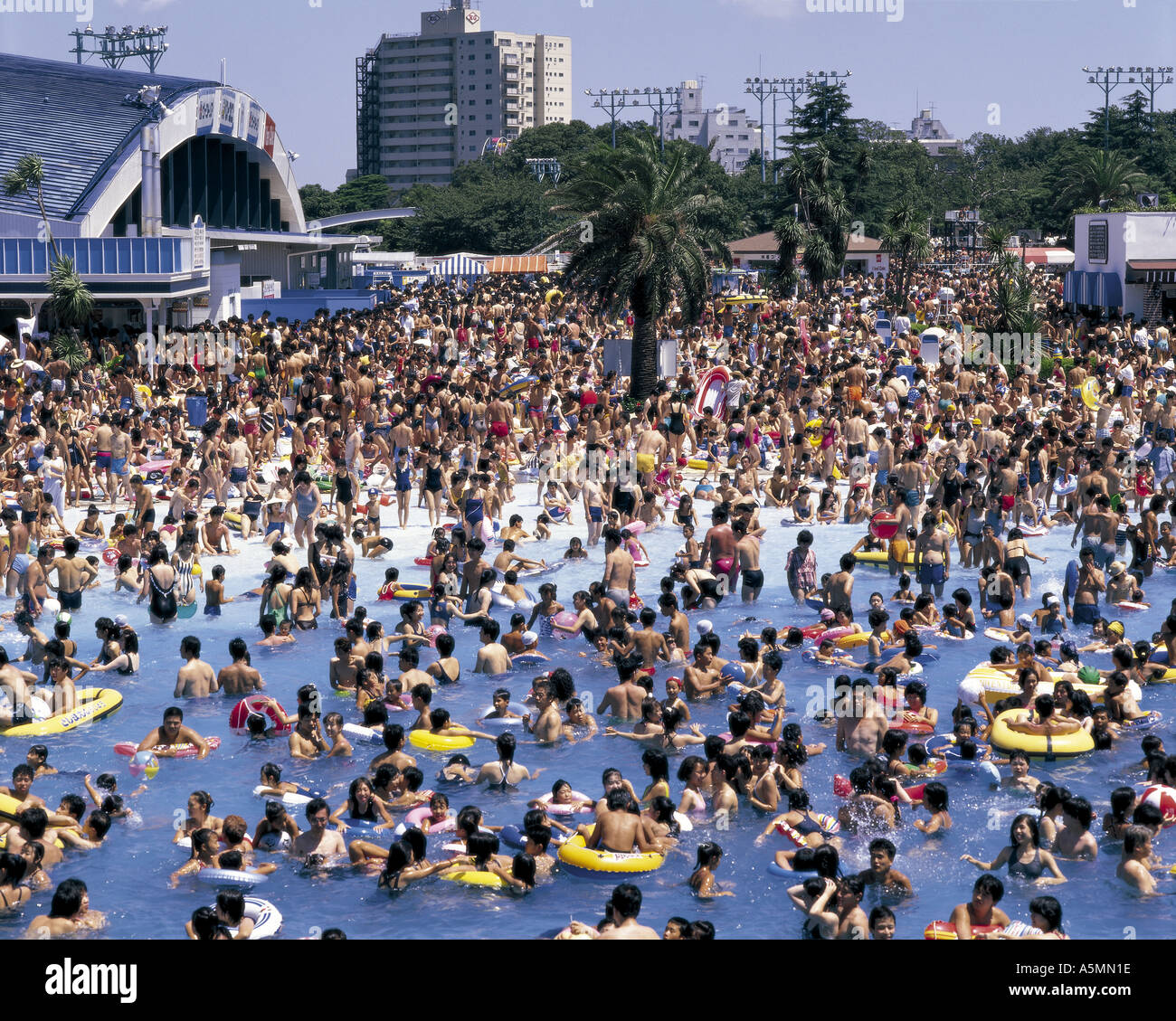 Überfüllten Schwimmbad Toshimaen Park Tokyo Japan Stockfotografie Alamy