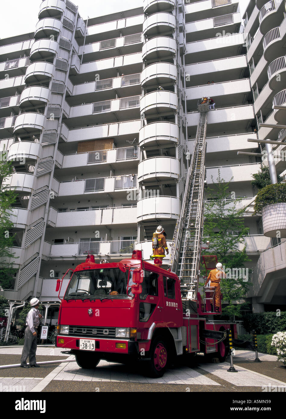 Brandschutzübung am Wohnblock Tokio Japan Stockfoto