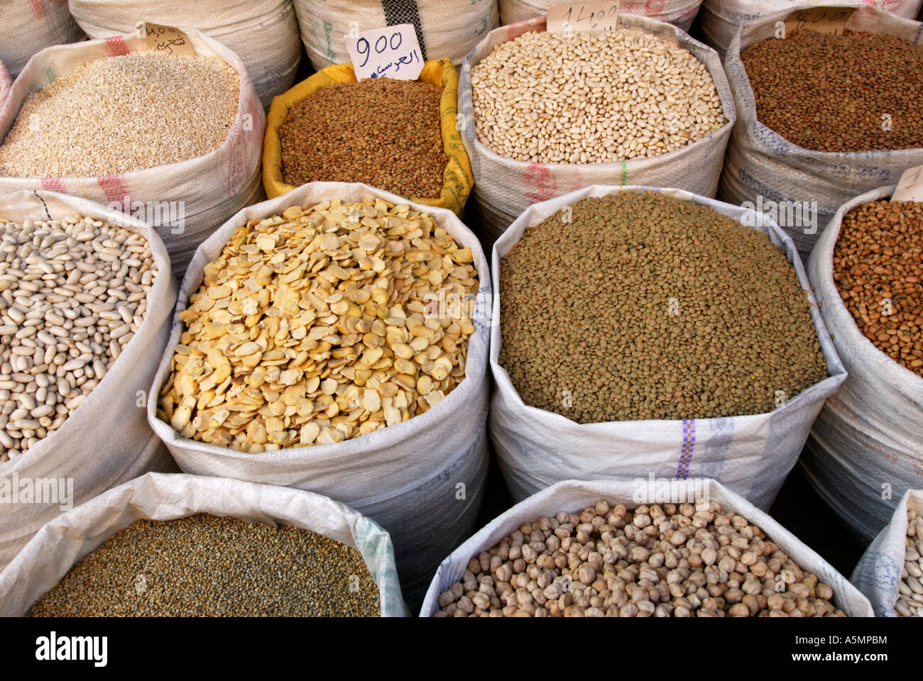 Säcke mit Bohnen und Hülsenfrüchte, Fes el-Bali, Fes, Marokko Stockfoto