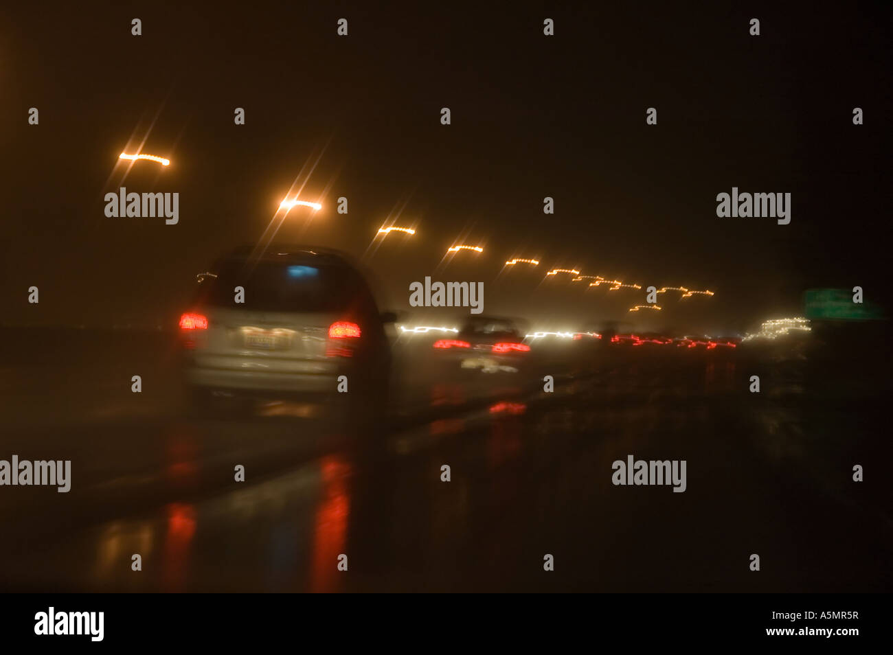 Verkehr auf einer dunklen verregneten interstate 287 Morris County New Jersey USA Stockfoto