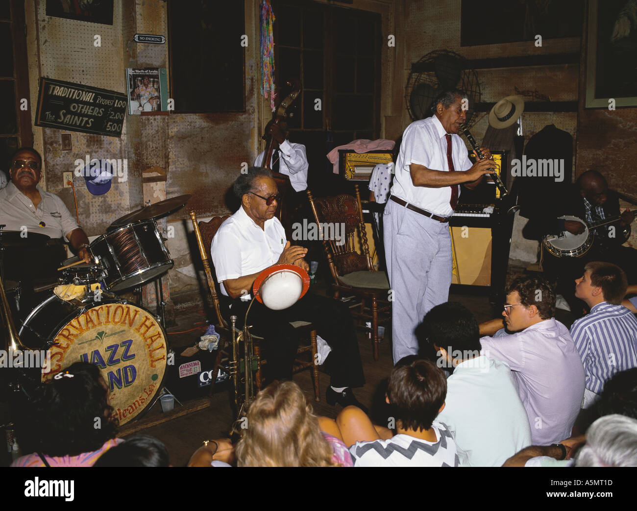 Jazz Band spielt in der historic Preservation Hall auf Bourbon Street New Orleans Louisiana USA Stockfoto