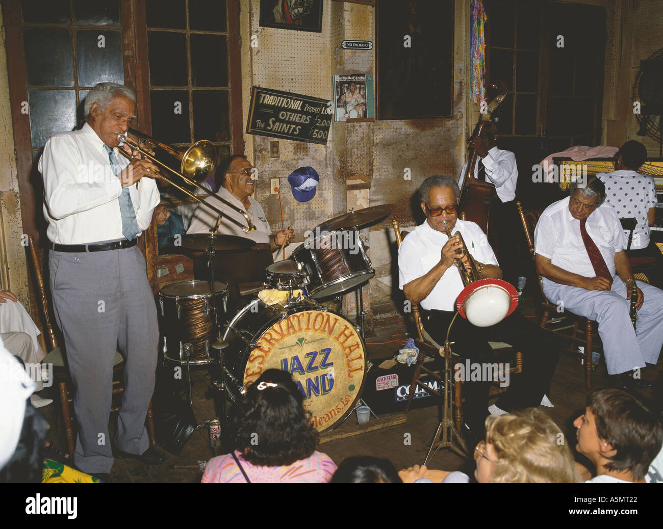 Jazz Band spielt in der historic Preservation Hall auf Bourbon Street New Orleans Louisiana USA Stockfoto
