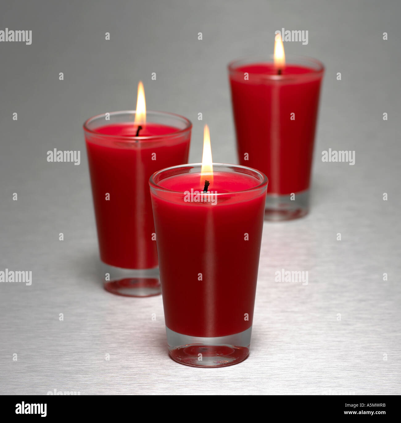 Rote Kerzen auf Stahl Hintergrund Stockfoto