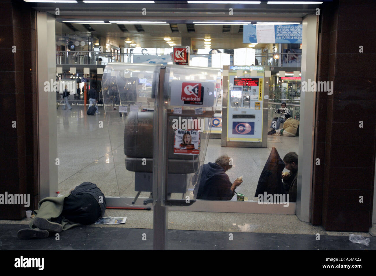 Obdachlose schlafen in Roma Termini central station Italien Stockfoto