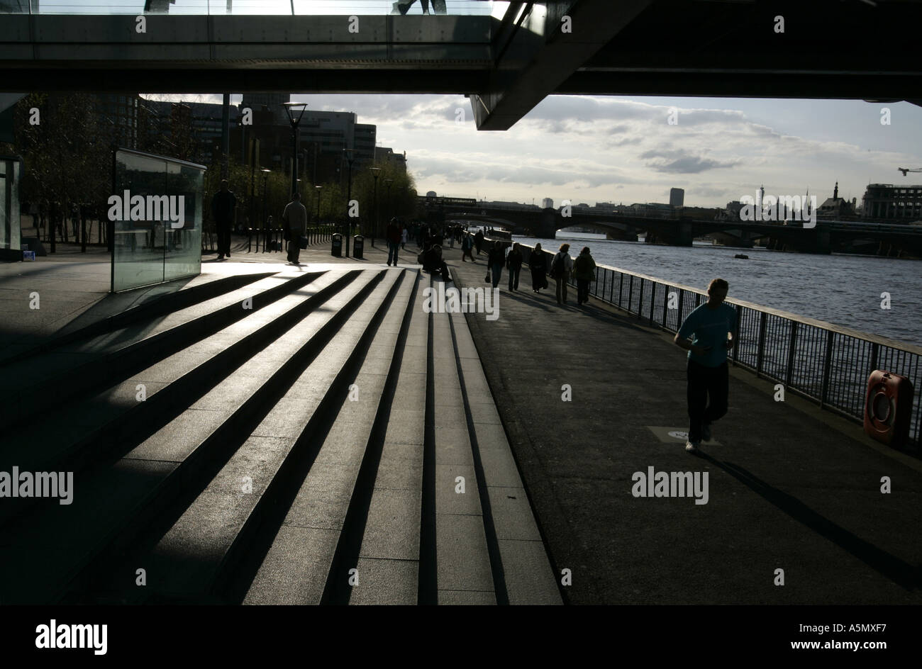 Joggen in South bank London Stockfoto