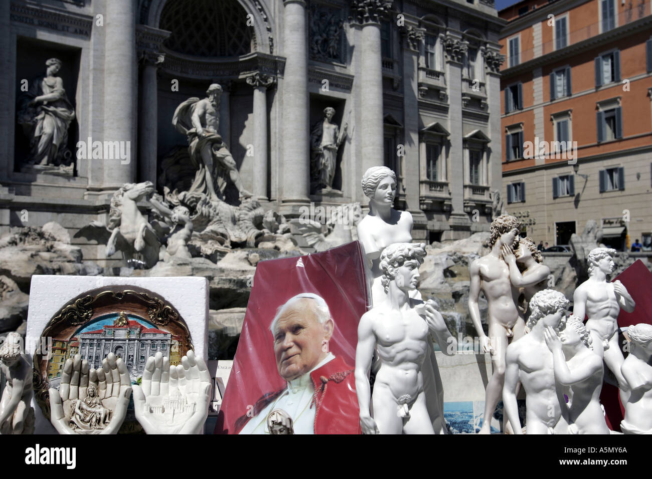 Statue zum Verkauf Fontana di Trevi Rom Italien Stockfoto