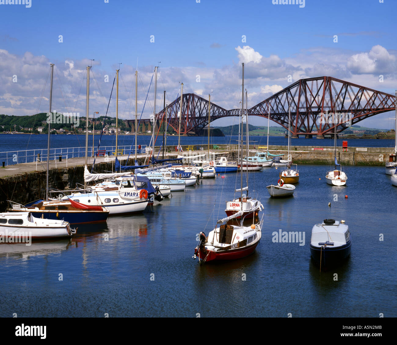 Gb - Schottland: South Queensferry Hafen- und Eisenbahnbrücke Stockfoto