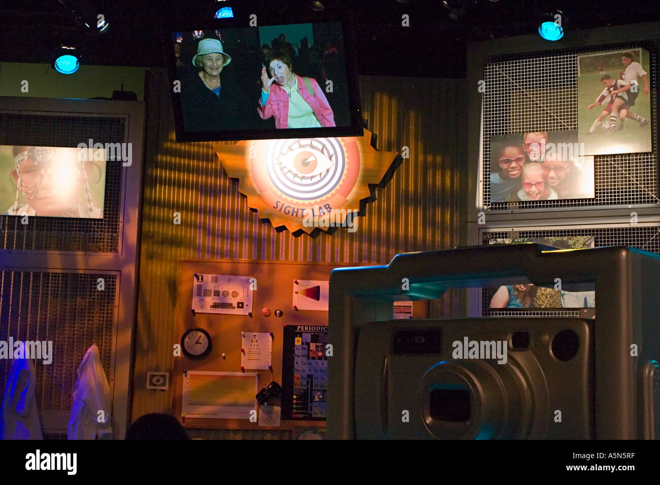 Fotos von Besuchern von riesigen Kodak Kamera angezeigt in Phantasie zeigen Epcot Walt Disney World in Orlando Florida Stockfoto
