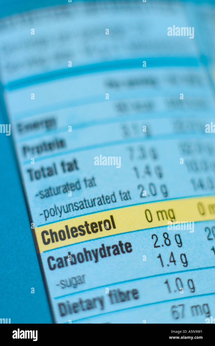 Nährwerte Etikett auf Lebensmittel-Paket mit dem Wort Cholesterin hervorgehoben Stockfoto