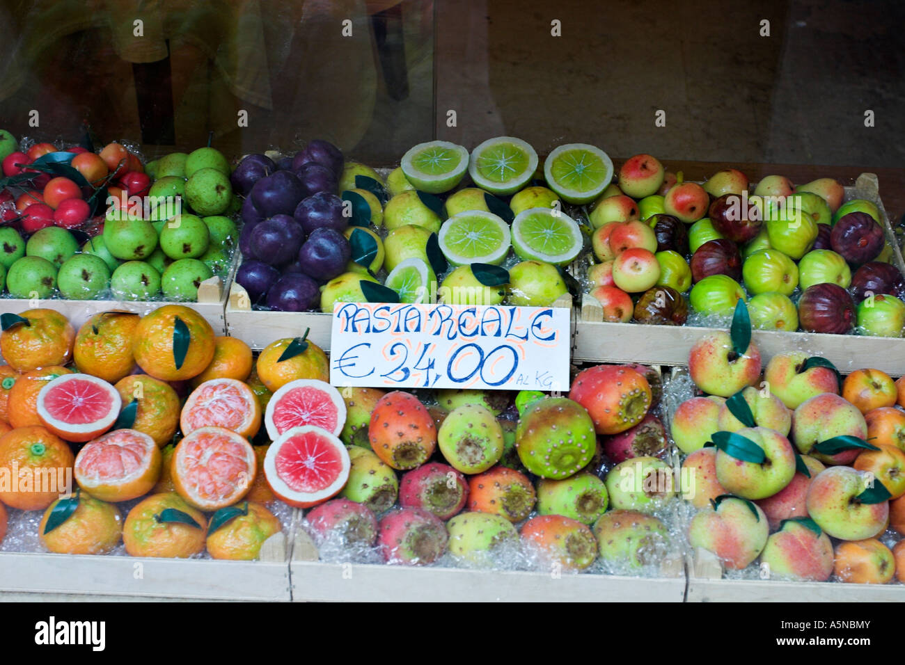 Shop Fenster Frutta di Martorana: Marzipan geformt und bunt gefärbt wie Limetten Grapefruit Granatäpfel Stockfoto