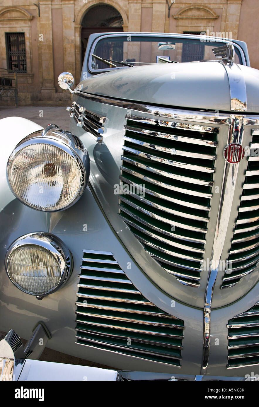 Alten Fiat. Die Lichter Grill und Windschutzscheibe eine alte Silber Vorkriegs Fiat Cabrio Stockfoto