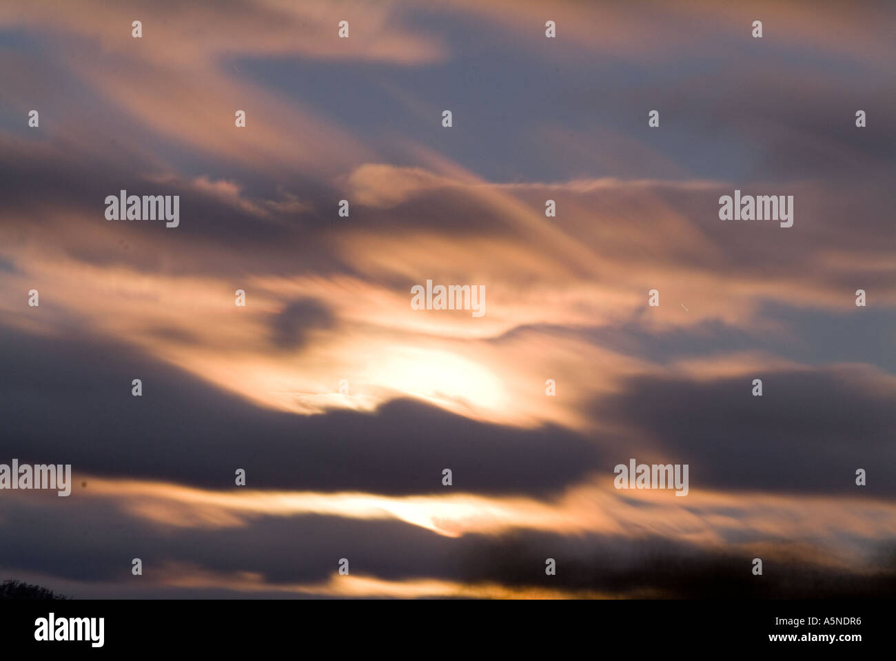 Vollmond scheint durch die Wolken in der Nacht Stockfoto