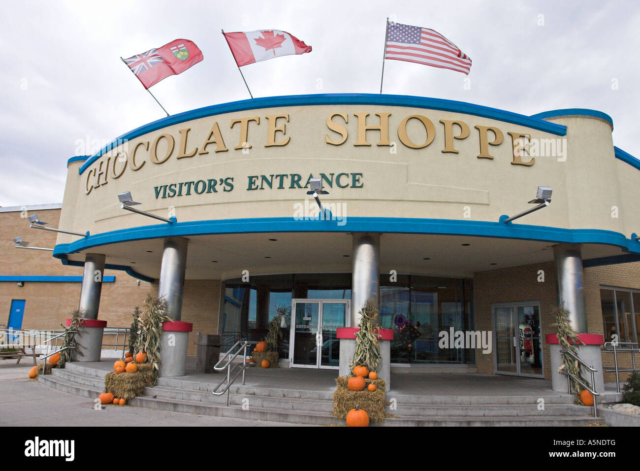 Schokoladenfabrik Der Vordere Eingang Zum Hershey Factory Chocolate Shoppe  Zieren Für Den Herbst Und Halloween Kürbisse Stockfotografie - Alamy