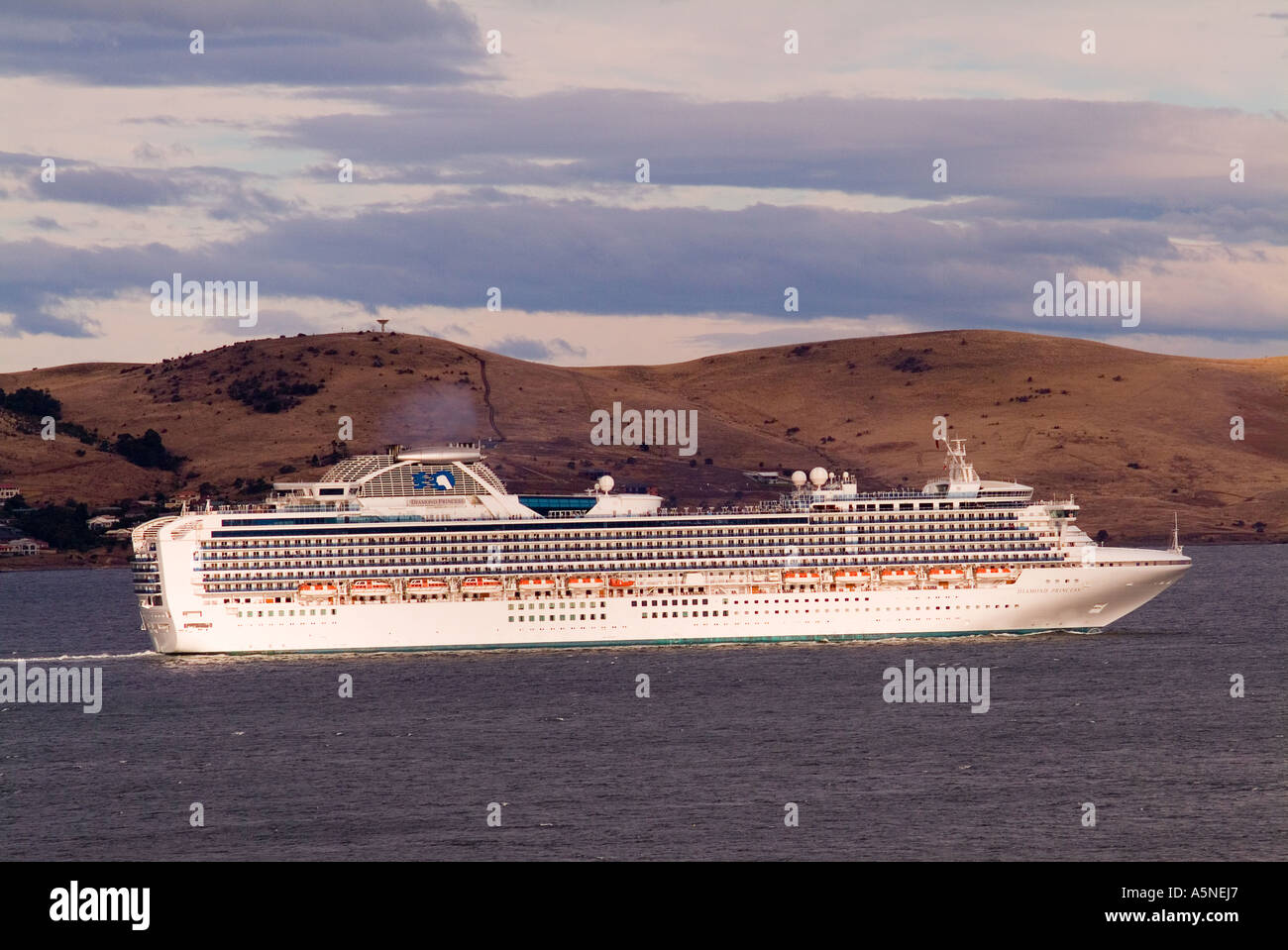 Welt s größte Kreuzfahrtschiff der Diamond Princess in den Derwent River verlassen in Richtung Hobart Tasmanien Neuseeland Stockfoto